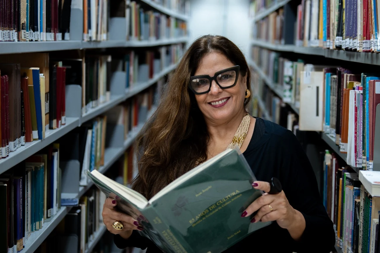 Advogada em ambiente de biblioteca